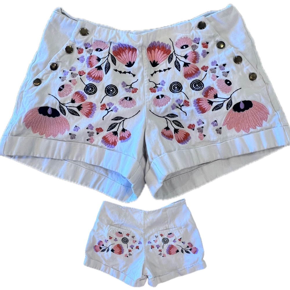 Floral Embroidered Lined Denim Shorts Side Front Buttons Back pockets Sz Small
